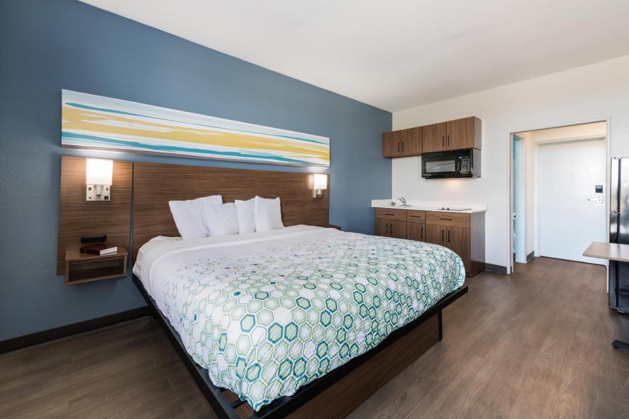 Hometowne Studios By Red Roof Newport News - Hampton West Экстерьер фото